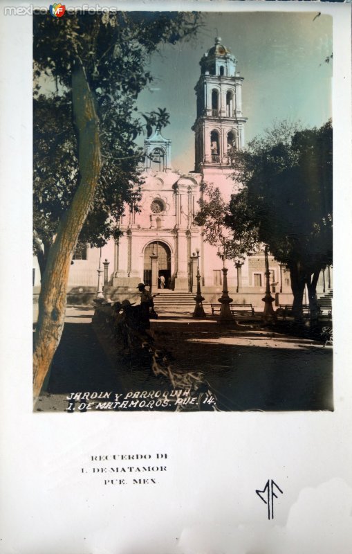 Jardin y Parroquia.