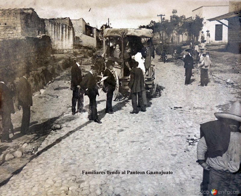 Familiares llendo al panteon Guanajuato.