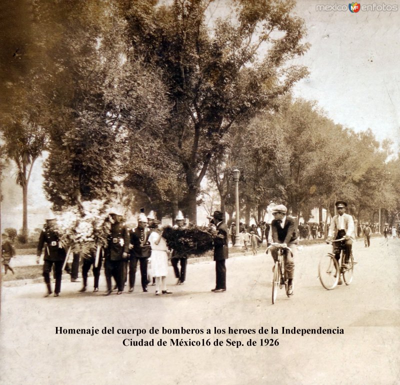 Homenaje del cuerpo de bomberos a los heroes de la Independencia  Ciudad de México16 de Sep. de 1926