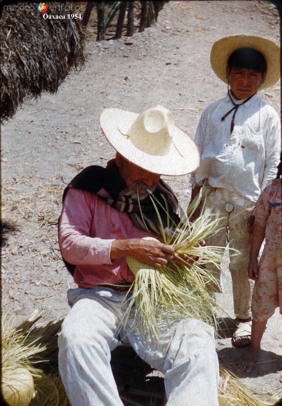 Tipos Mexicanos tejedor de sombreros de palma 1951.