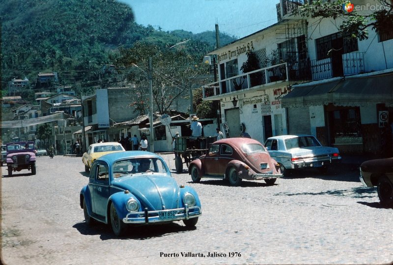 Escena callejera  de Puerto Vallarta, Jalisco 1976 .