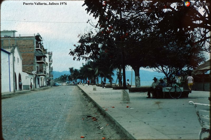 Escena callejera de Puerto Vallarta, Jalisco 1976 .