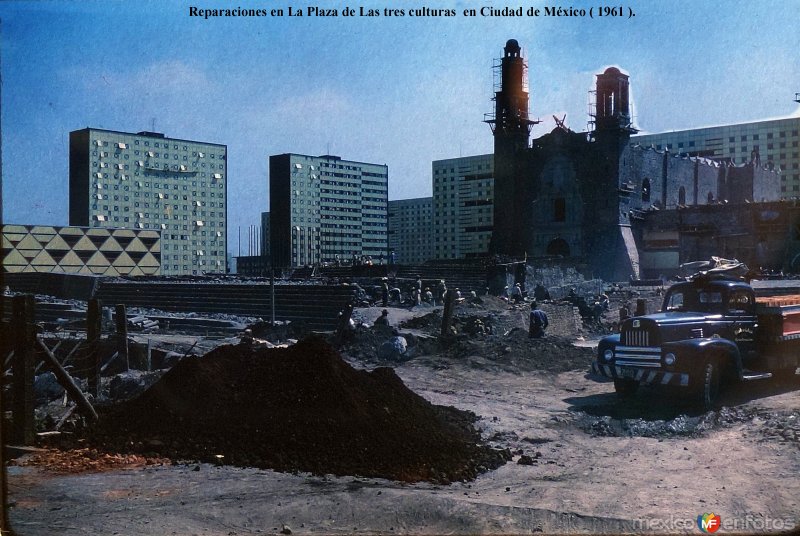 Reparaciones en La Plaza de Las tres culturas  en Ciudad de México ( 1961 ).