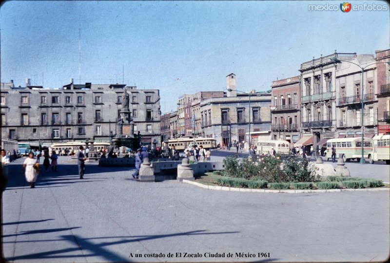 A un costado de El Zocalo Ciudad de México 1961