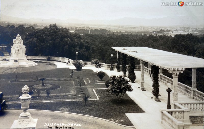 La Terraza del Castillo de Chapultepec por el Fotógrafo Hugo Brehme.