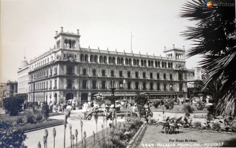 El Palacio Municipal  Cd. de Mexico por el Fotógrafo Hugo Brehme.