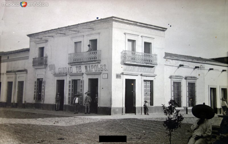 Escena callejera: Tienda Ciudad de Nápoles, atendida por su propietario Juan Robles