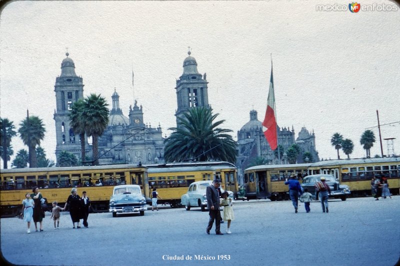 Estacion de tranvias en El Zocalo Ciudad de México 1953