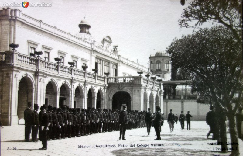 Patio del colegio militar de Chapultepec Ciudad de México por el Fotógrafo Félix Miret.