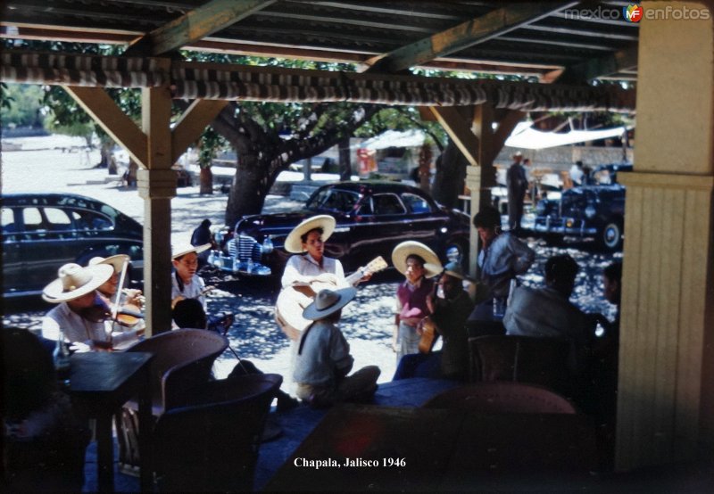 Escena del mariachi tocando Chapala, Jalisco 1946.