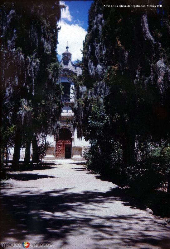Atrio de La Iglesia de Tepotzotlán, México 1946