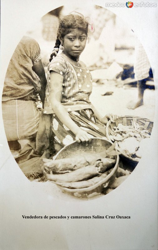 Tipos Mexicanos vendedora de Camarones y Pescado.