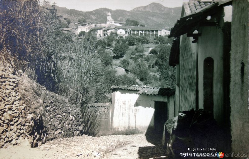 Escena Callejera ( Circulada  el 1 de Noviembre 1929 ) por el Fotógrafo Hugo Brehme.