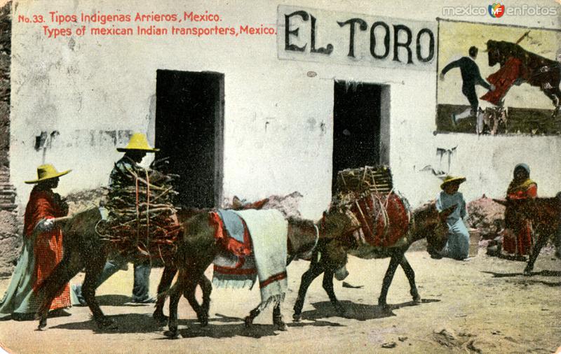 Arrieros frente a una pulquería llamada El Toro