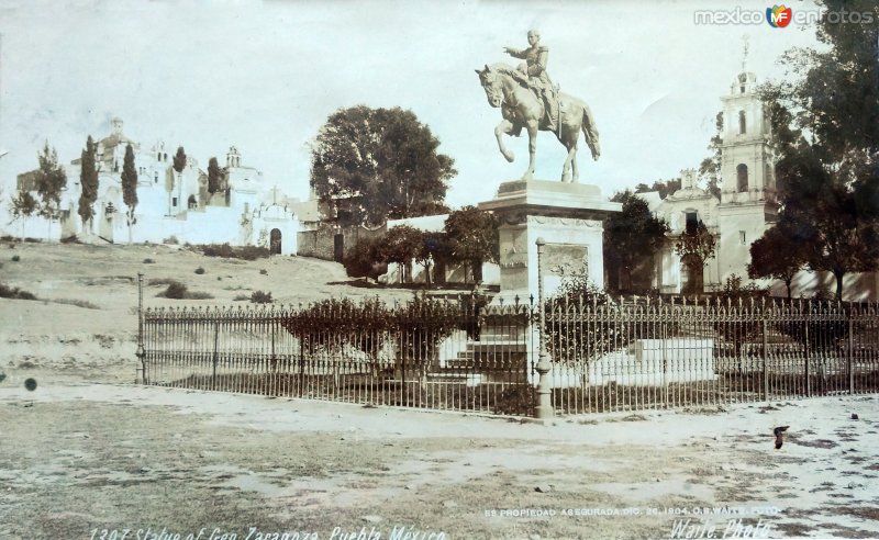 Estatua del General Ignacio Zaragoza por el  Fotógrafo Charles B. Waite.