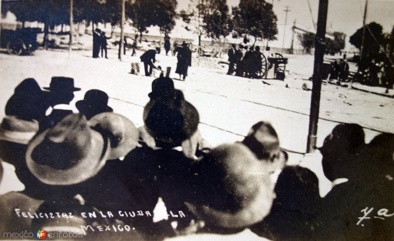 Felicistas en La Ciudadela divididos por La Calle de Tres Guerras durante La Decena Trágica Febrero de (1913)