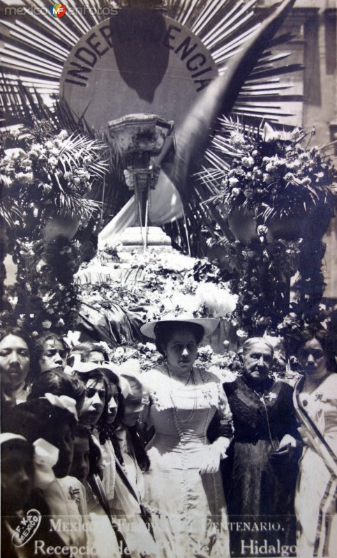 Recepcion de La Pila Bautismal de Hidalgo Fiestas del Centenario ( Sep-1910 ) por el Fotógrafo Fernando Kososky.