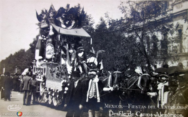 Desfile de carros alegoricos Fiestas del Centenario ( Sep-1910 ) por el Fotógrafo Fernando Kososky.