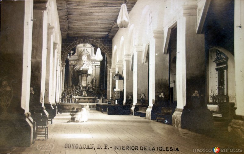 Interior de la Iglesia de Coyoacan por el  Fotógrafo Fernando Kososky.