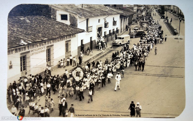 Un funeral enfrente de la Cia Vinicola de Orizaba, Veracruz.