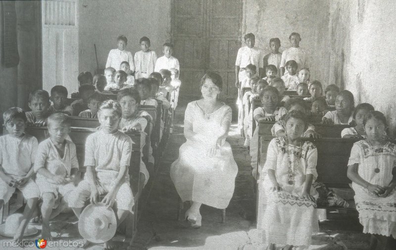 Hacienda de Granada: Maestra de escuela privada con alumnos de los trabajadores del Henequen del SR Vales ( Fechada en 1925 ).