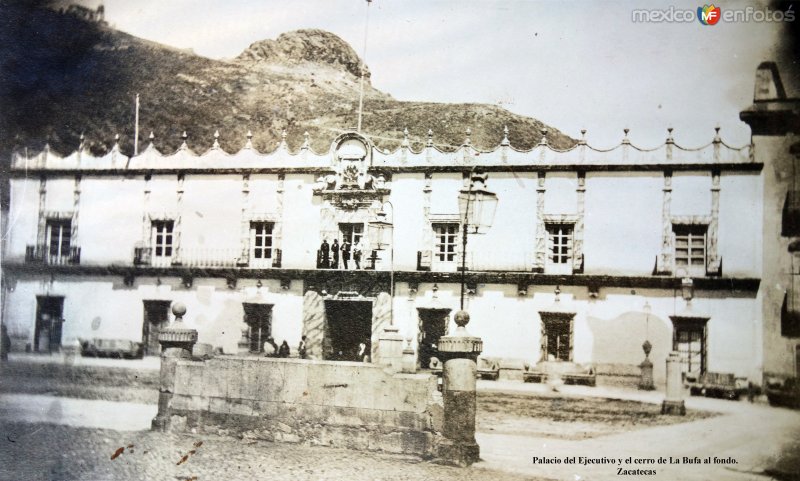 Palacio del Ejecutivo y el cerro de La Bufa al fondo.  Zacatecas.