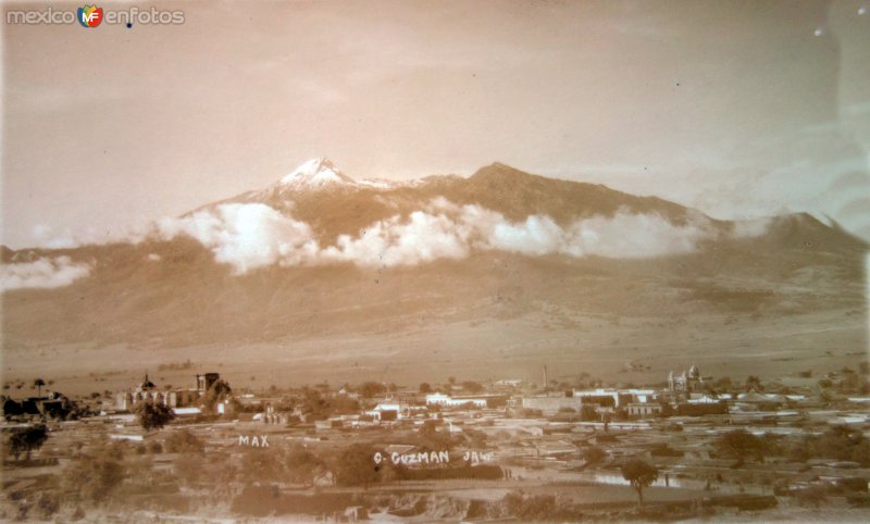 El Volcan de Colima visto desde Ciudad Guzmán, Jalisco.