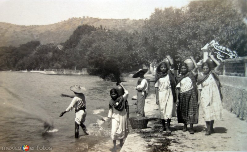 Damitas Jalicienses cargando agua ( Circulada el 17 de Agosto de 1925 ).