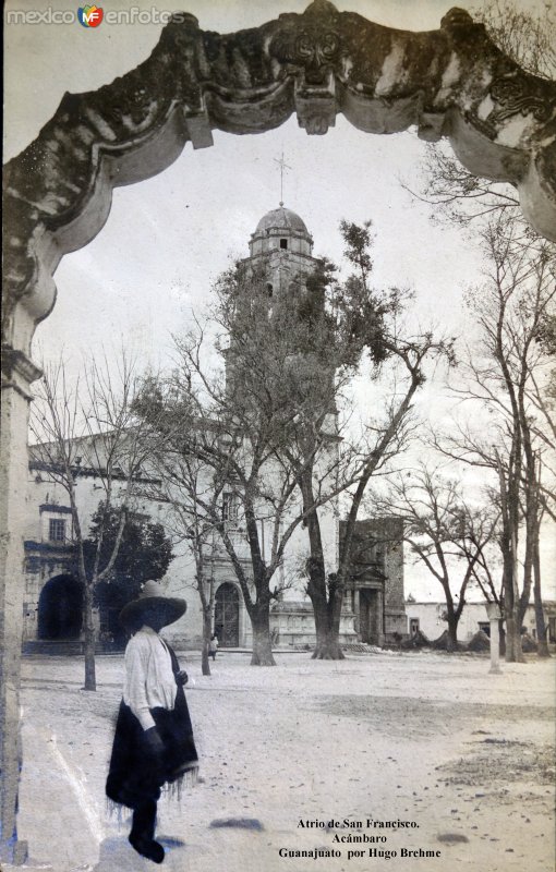 El Atrio de San Francisco Acámbaro Guanajuato  por el fotografo Hugo Brehme.