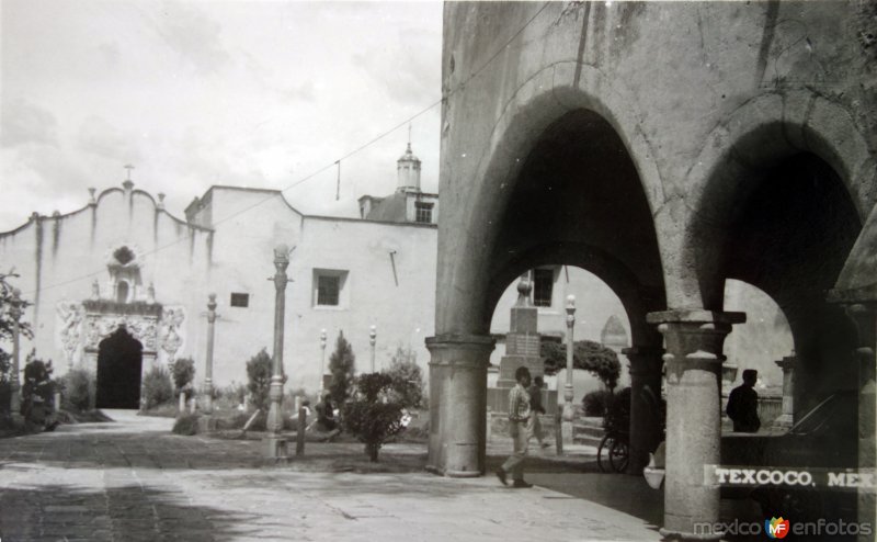 Escena callejera y portales.