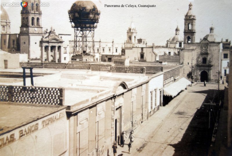 Templo de San Fransisco a la izquierda y Panorama de Celaya, Guanajuato