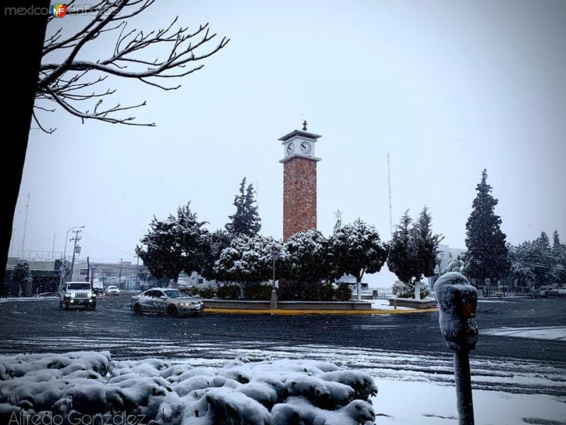 Reloj Público bajo la nieve, Ciudad Delicias. (Alfredo González Grijalva)