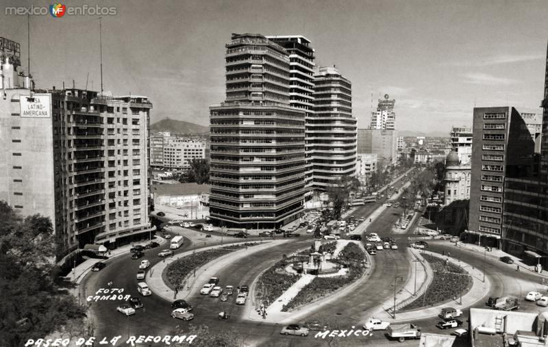 Paseo de la Reforma a la altura del monumento a Colón