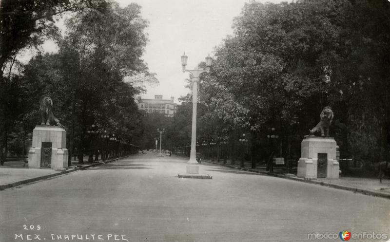 Entrada a Chapultepec, con vista al castillo