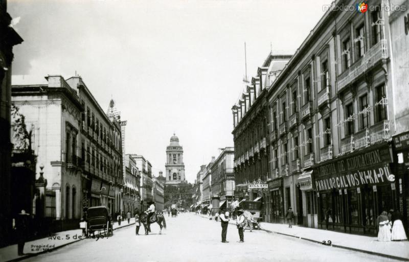 Avenida 5 de Mayo, con una de las torres de la catedral al fondo