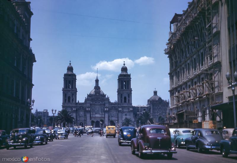 Avenida 20 de Noviembre, con vista al Zócalo y Catedral (1946)