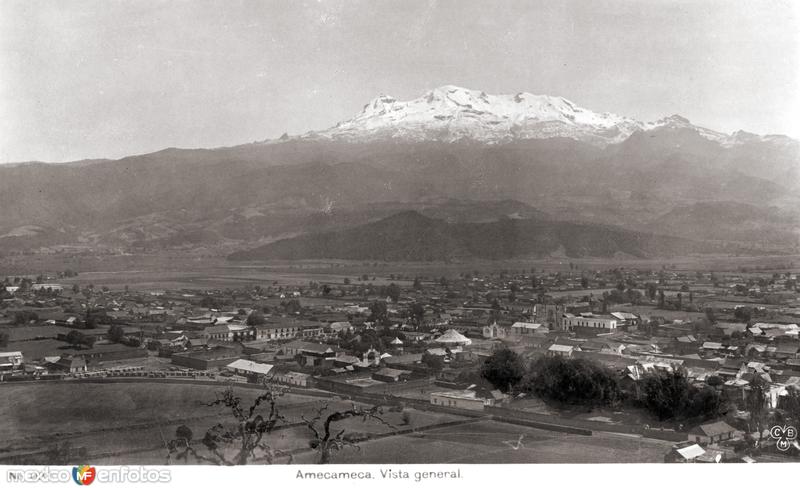 Vista general de Amecameca, con el volcán Iztaccíhuatl