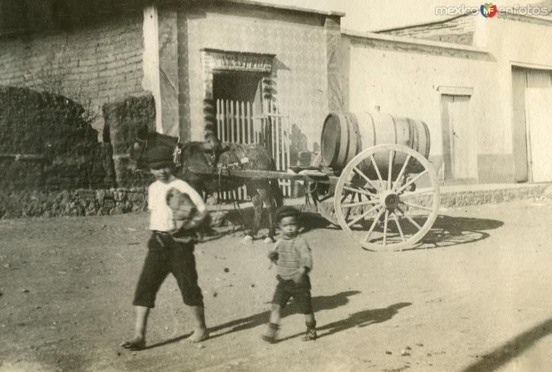 Niños y carreta de agua (1908)