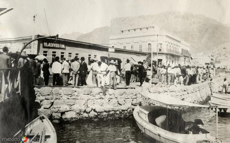 Evento público en el muelle de Guaymas y tienda Vladivostok (1908)