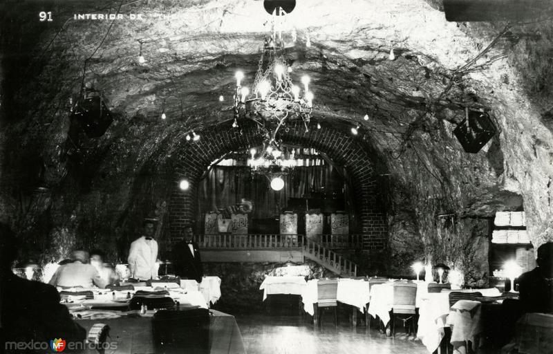 Interior del restaurante La Caverna