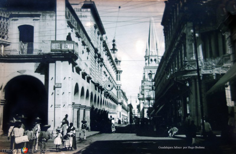 Escena callejera  por el Fotógrafo Hugo Brehme..