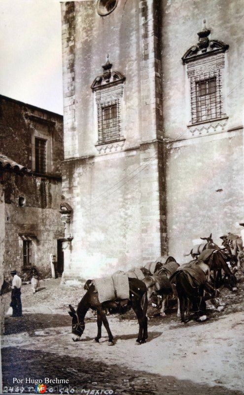 Escena callejera  por el Fotógrafo Hugo Brehme.