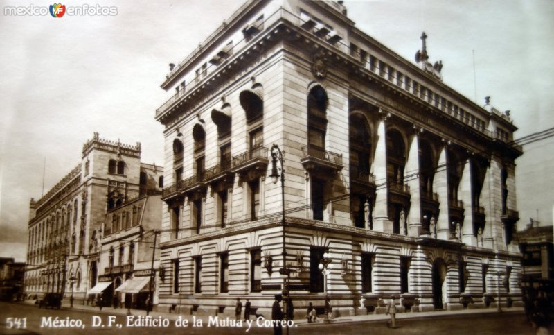 Edificio de La Mutua y correo por el fotografo Hugo Brehme.