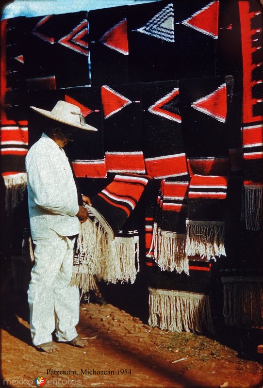 Tipos Mexicanos vendedor de Zarapes Pátzcuaro, Michoacán 1954.