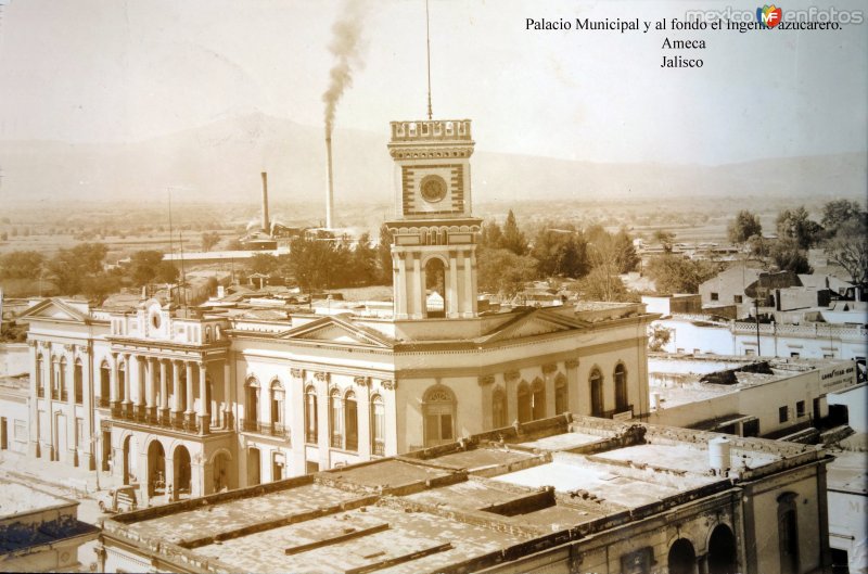 Palacio Municipal y al fondo el Ingenio azucarero.   Ameca    Jalisco