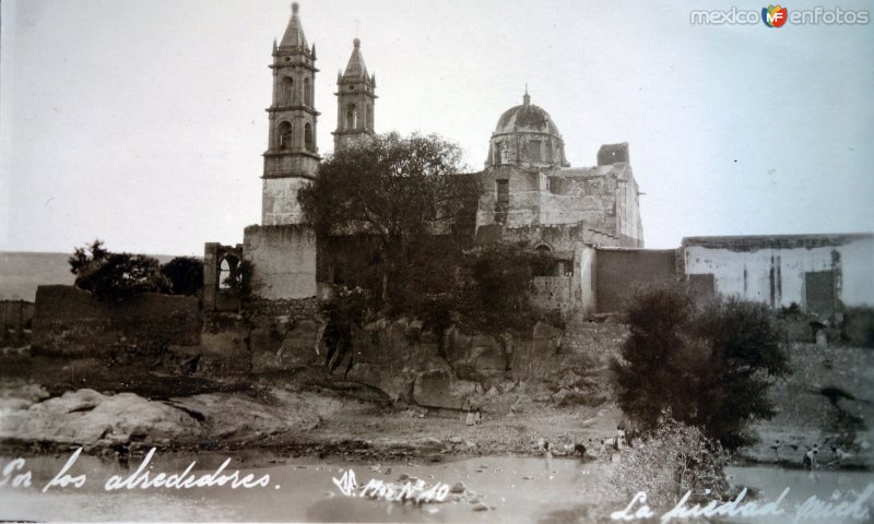 Por los alrededores lavanderas en el rio La Piedad, Michoacán.