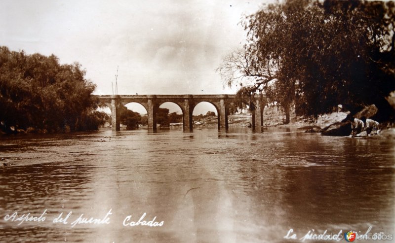 Aspecto del puente Cabadas y lavanderas en la orilla del rio La Piedad, Michoacán.