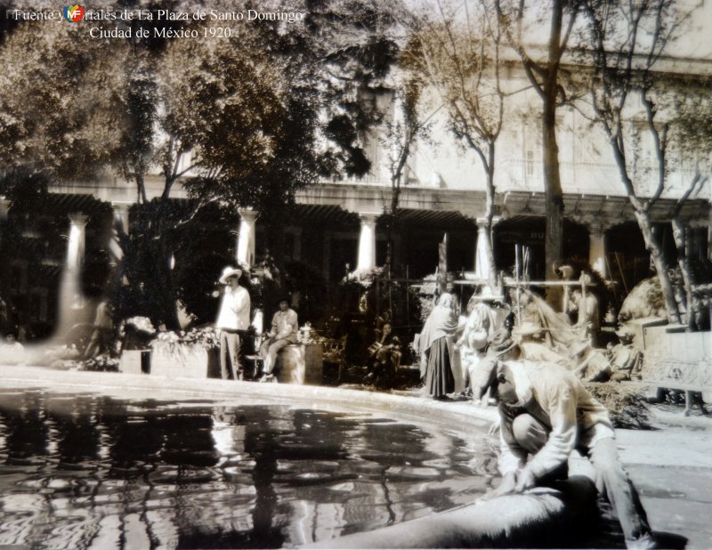 Fuente y Portales de La Plaza de Santo Domingo  Ciudad de México 1920