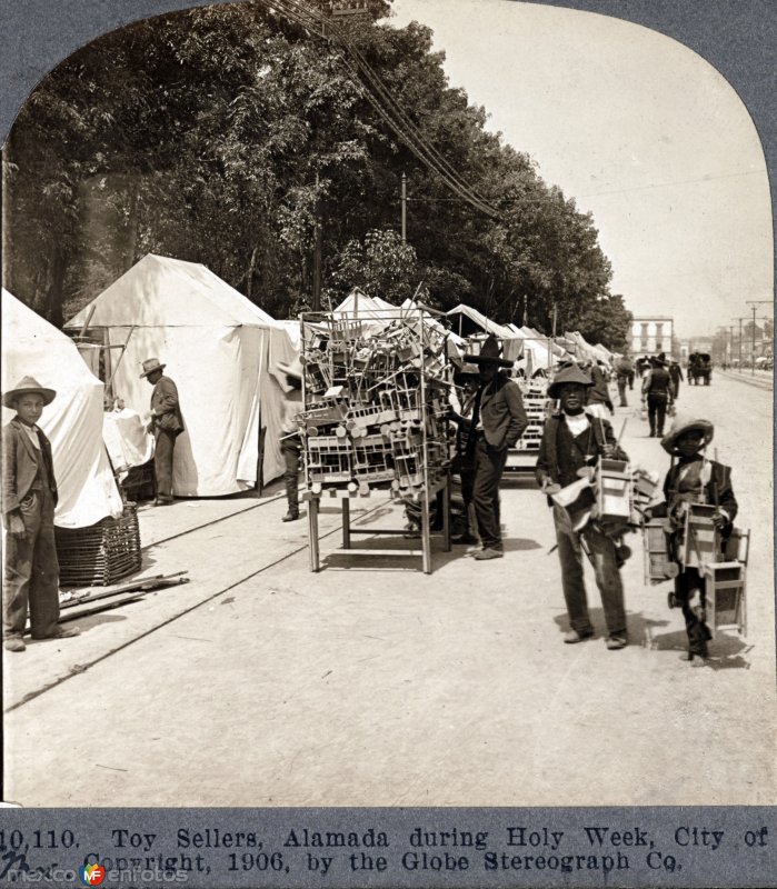 Vendedores de juguetes de madera durante La Semana Santa Ciudad de México en la Alameda 1906