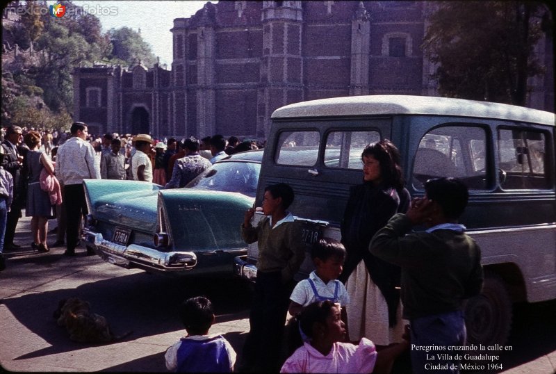 Peregrinos cruzando la calle en  La Villa de Guadalupe Ciudad de México 1964
